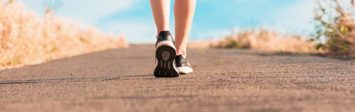 Marche à pieds-Activités physiques douces-Bien être-Naturopathie.